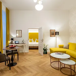 4* מלון Theaterhotel &